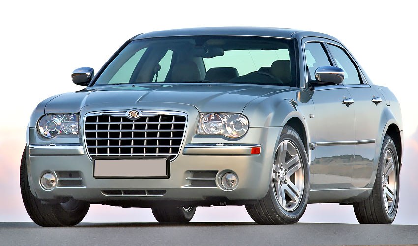 Chrysler 300C 2005 года с бензиновым двигателем 5.7 литра