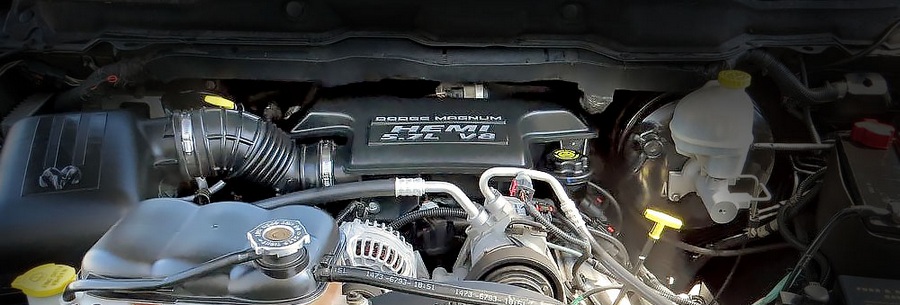 5.7-литровый бензиновый силовой агрегат Dodge EZA под капотом Додж Рам.