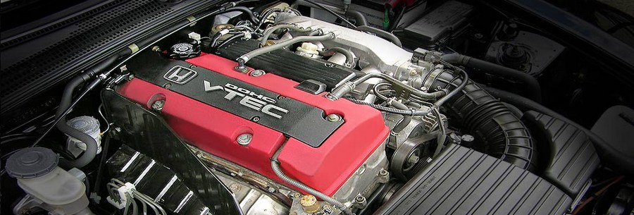 2.0-литровый бензиновый силовой агрегат Honda F20C под капотом Хонда S2000.