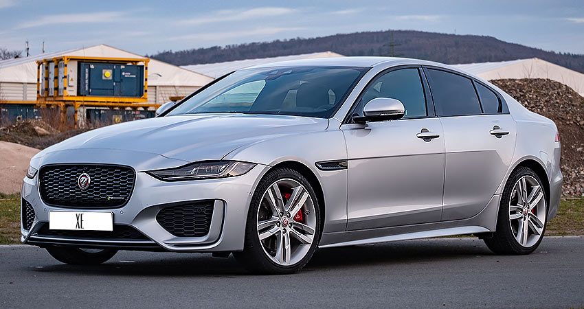 Jaguar XE с бензиновым двигателем 2.0 литра 2020 года