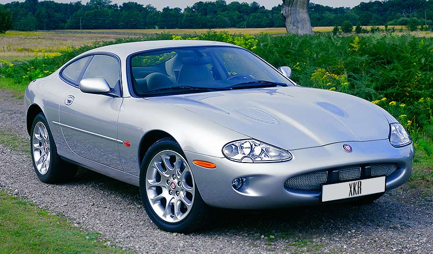 Jaguar XKR с бензиновым двигателем 4.0 литра 2000 года
