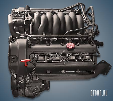 Мотор Jaguar AJ34 вид сзади.