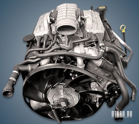 Мотор Land Rover 428PS вид сбоку.