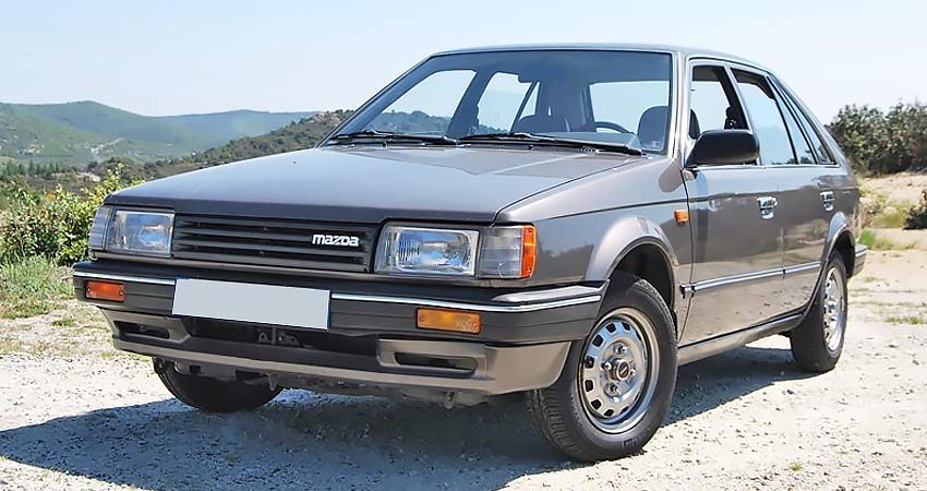 Mazda Familia 1989 года с бензиновым двигателем 1.5 литра