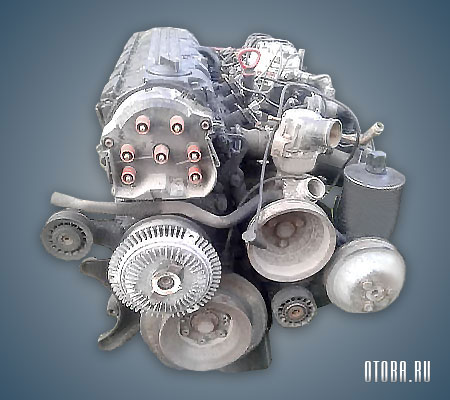 2.6-литровый бензиновый мотор Mercedes M103 вид сзади.