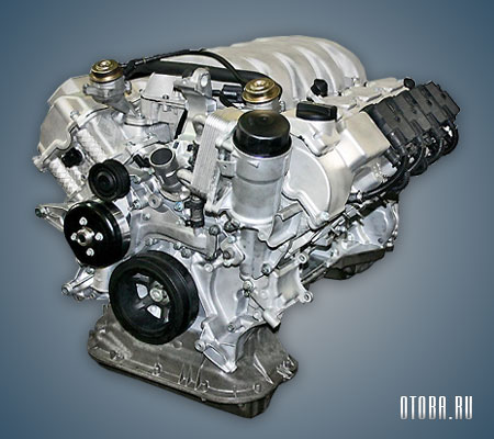 Мотор Mercedes M113 вид сбоку.