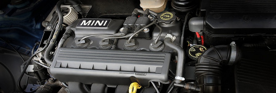 1.6-литровый бензиновый силовой агрегат Mini W10B16A под капотом Мини Купер.