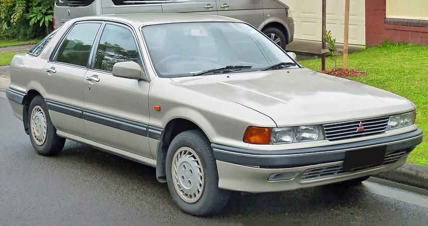 Mitsubishi Galant с бензиновым двигателем 1.8 литра 1990 года