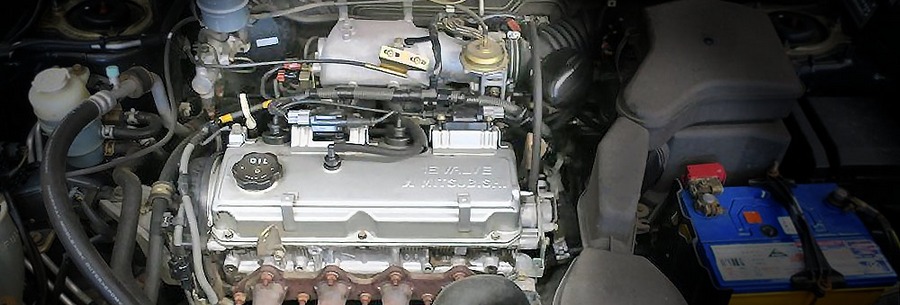 2.4-литровый бензиновый силовой агрегат Mitsubishi 4G64 под капотом Митсубиси Галант.