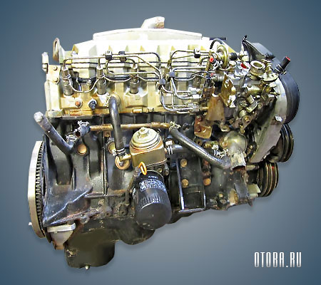 Мотор Ниссан RD28 вид сзади.