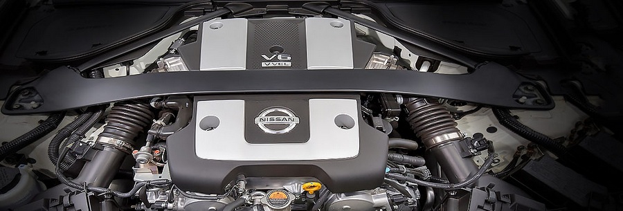 3.7-литровый бензиновый силовой агрегат VQ37VHR под капотом Ниссан 370Z.