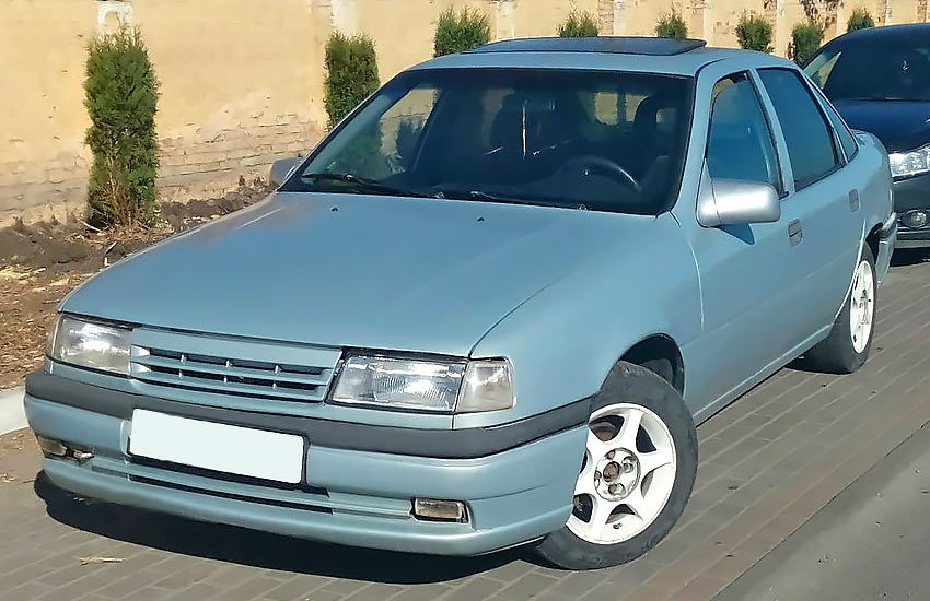 Opel Vectra 1990 года с бензиновым двигателем 1.6 литра