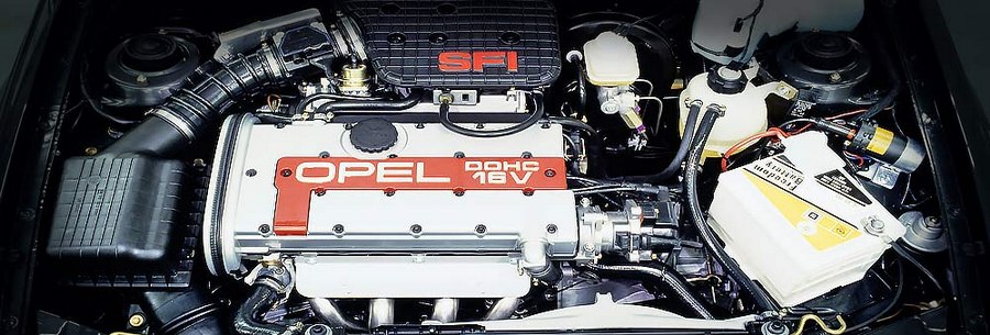 Двухлитровый бензиновый силовой агрегат OpelC20XE под капотом Опель Вектра.