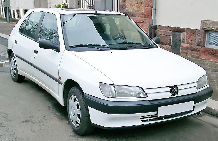 Peugeot 306 с бензиновым двигателем 1.8 литра 1996 года