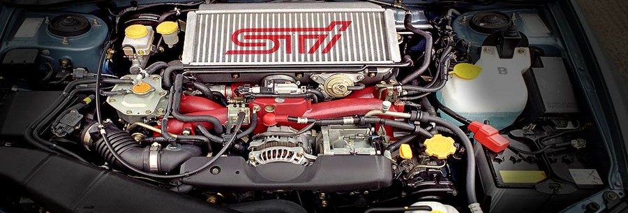 2.0-литровый бензиновый силовой агрегат Subaru EJ207 под капотом Субару Импреза.