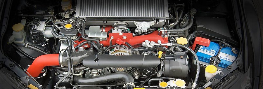 2.5-литровый бензиновый силовой агрегат Subaru EJ257 под капотом Субару Импреза.