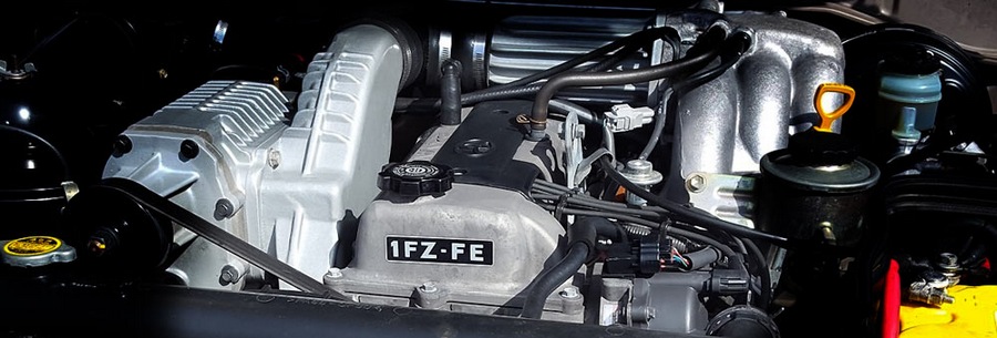 4.5-литровый бензиновый силовой агрегат Toyota 1FZ-FE под капотом Тойота Ленд Круизер 100.