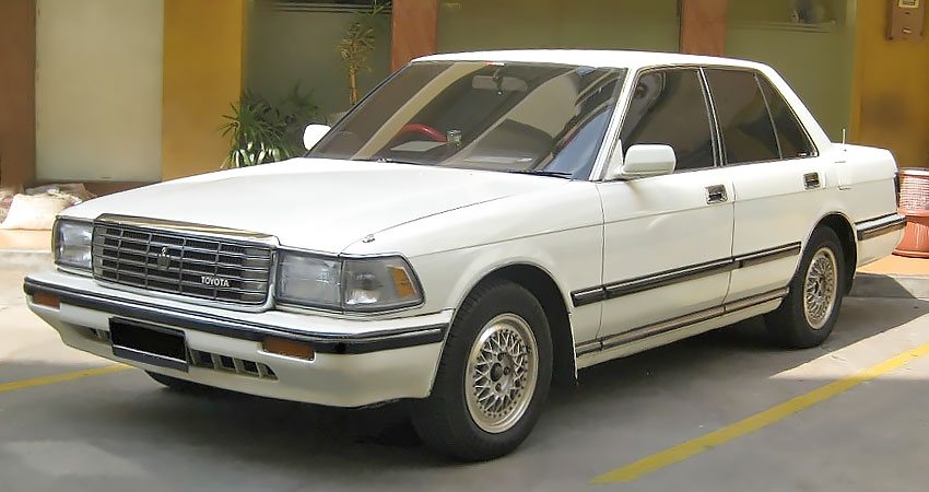Toyota Crown 1990 года с бензиновым двигателем 2.0 литра