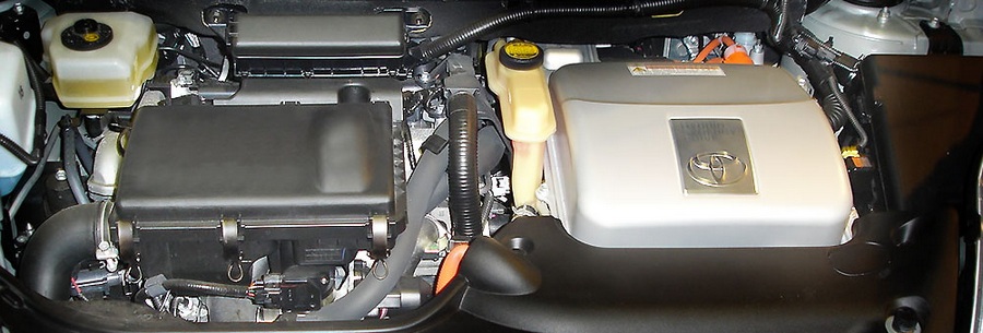 1.5-литровый бензиновый силовой агрегат 1NZ-FXE под капотом Тойота Приус.