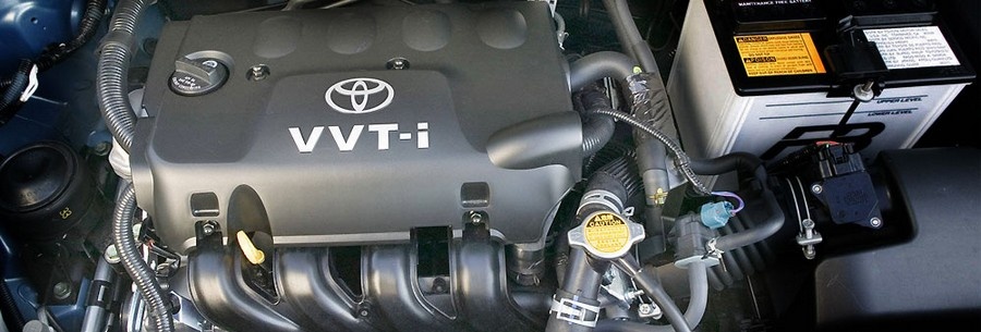 1.3-литровый бензиновый силовой агрегат 2NZ-FE под капотом Тойота Ярис.