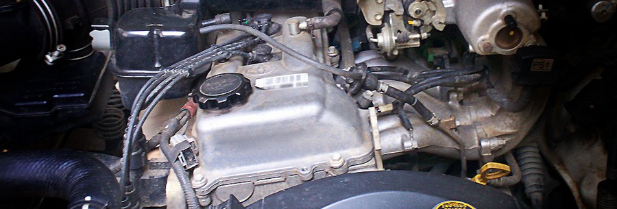2.4-литровый бензиновый силовой агрегат 2RZ-FE под капотом Тойота HiAce.