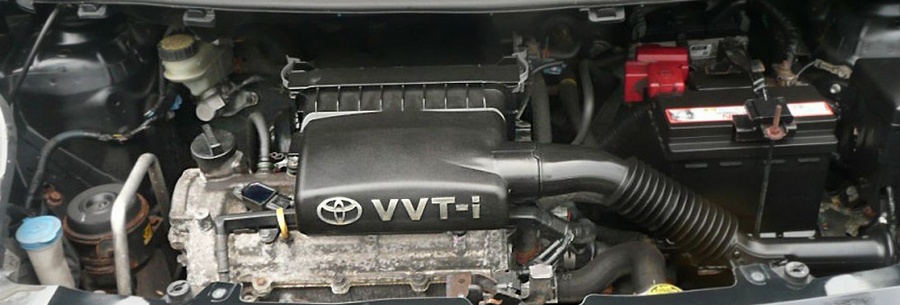 1.3-литровый бензиновый силовой агрегат 2SZ-FE под капотом Тойота Ярис.