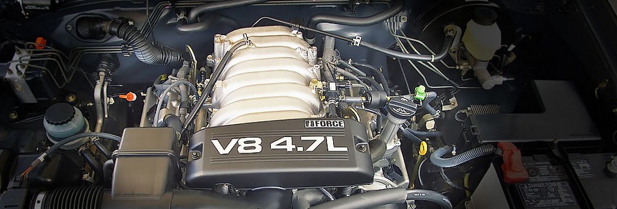 4.7-литровый бензиновый силовой агрегат Toyota 2UZ-FE под капотом Тайота Land Cruiser.