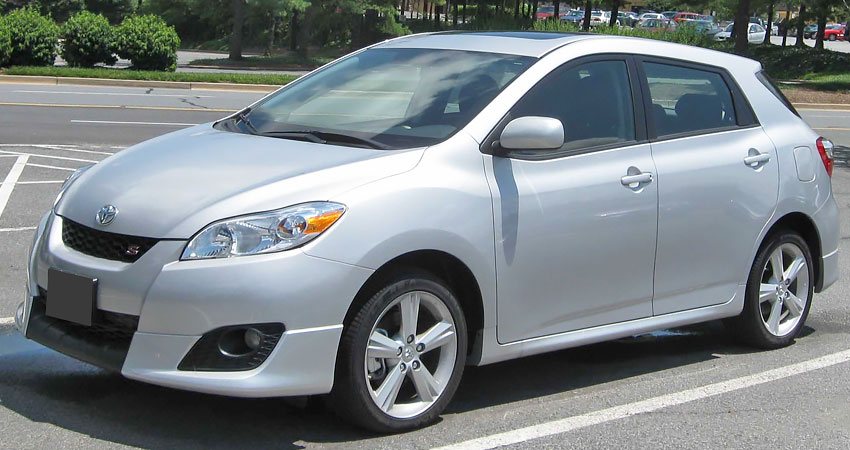Toyota Matrix с бензиновым двигателем 1.8 литра 2011 года