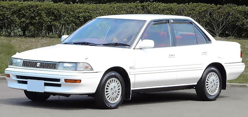 Toyota Corolla с бензиновым двигателем 1.5 литра 1990 года