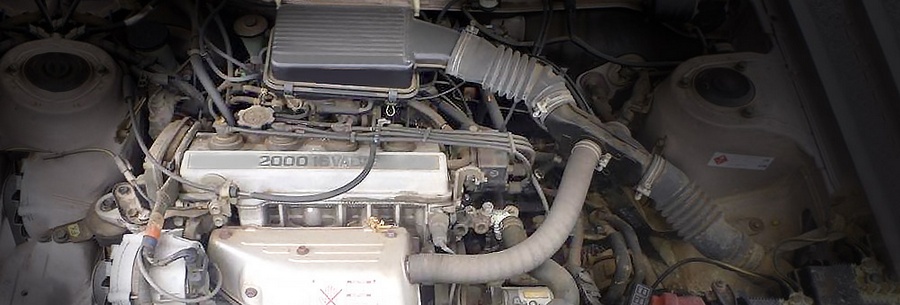 2.0-литровый карбюраторный силовой агрегат 3S-FC под капотом Тойота Камри.