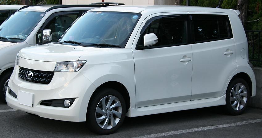 Toyota bB с бензиновым двигателем 1.5 литра 2008 года