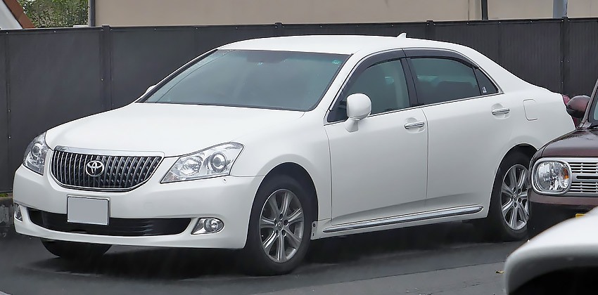 Toyota Crown Majesta 2010 года с бензиновым двигателем 4.3 литра