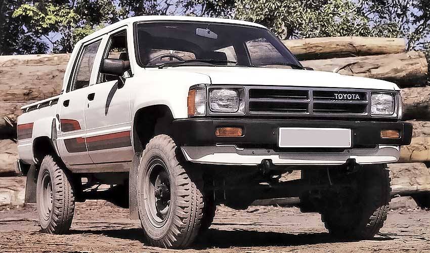 Toyota Hilux 1987 года с бензиновым двигателем 2.0 литра