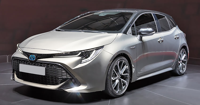 Toyota Auris Hybrid с бензиновым двигателем 2.0 литра 2018 года