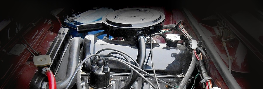 1.5-литровый бензиновый силовой агрегат ВАЗ 2103 под капотом Жигули 2103.