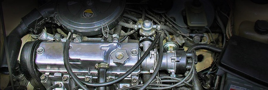 1.1-литровый бензиновый силовой агрегат ВАЗ 21081 под капотом Лада 21081.
