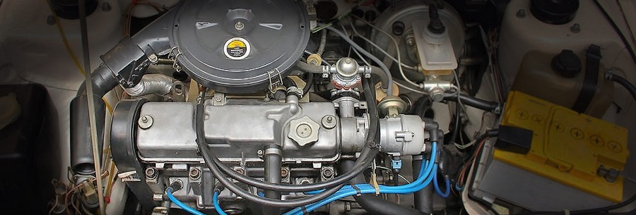 1.5-литровый бензиновый силовой агрегат ВАЗ 21083 под капотом Лада 21083.