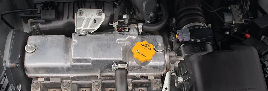 1.6-литровый бензиновый силовой агрегат ВАЗ 21116 под капотом Lada Priora.