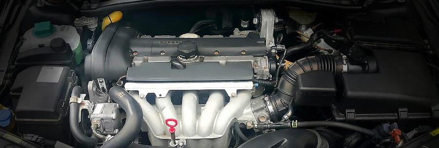 2.4-литровый бензиновый силовой агрегат Вольво B5244S2 под капотом Volvo S80.