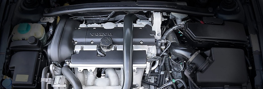 2.4-литровый бензиновый силовой агрегат Вольво B5244T3 под капотом Volvo S60.