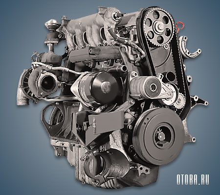 Мотор Вольво D5252T вид сбоку.
