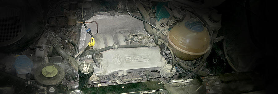 2.5-литровый бензиновый силовой агрегат VW AET под капотом VW Transporter T4.