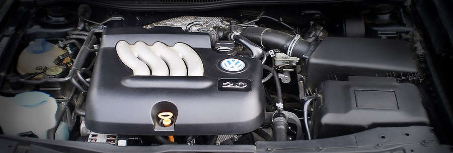 2.0-литровый бензиновый силовой агрегат VW APK под капотом Фольксваген Гольф.