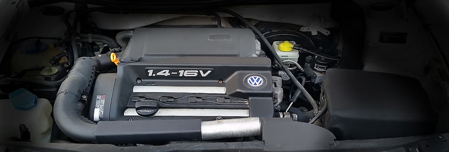 1.4-литровый бензиновый силовой агрегат VW AXP под капотом Фольксваген Гольф.