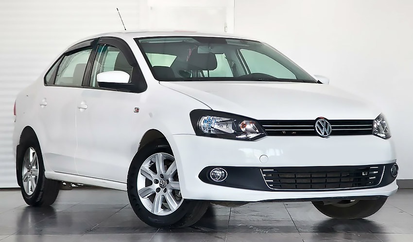 Volkswagen Polo Sedan с бензиновым двигателем 1.6 литра 2012 года