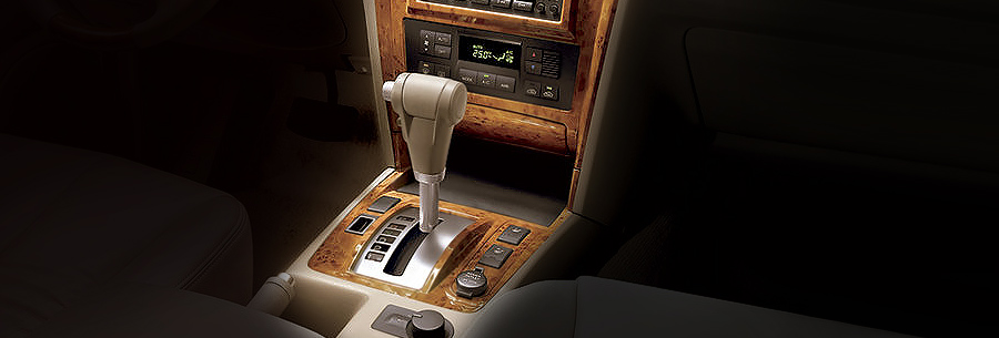 Рычаг управления 4-ступенчатой автоматической коробки Aisin 30-40LE в кабине Хендай Терракан.