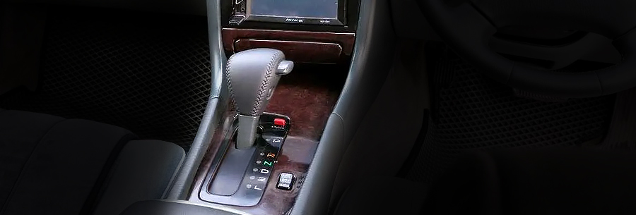Рычаг управления 4-ступенчатой автоматической коробки Aisin AW 30-40LS в кабине Тойота Аристо.