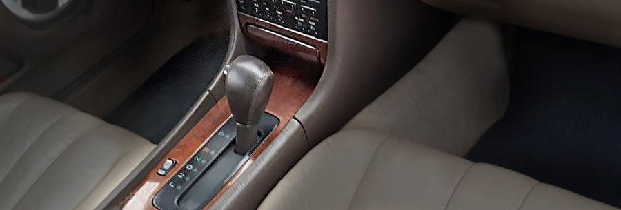 Рычаг управления 5-ступенчатой автоматической коробки Aisin AW30-50LE в кабине Lexus GS300