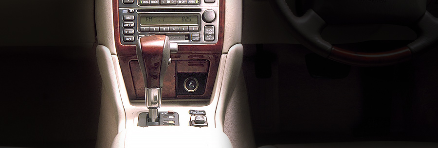 Рычаг управления 4-ступенчатой автоматической коробки Тойота 31-80LE в кабине Toyota Progres.
