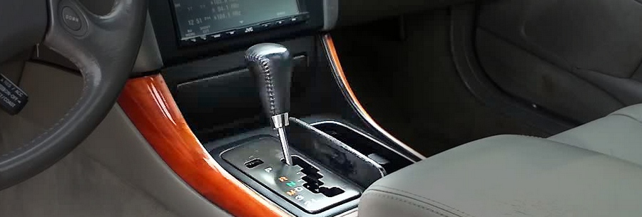 Рычаг управления 5-ступенчатой автоматической коробки Aisin AW35-50LS в кабине Lexus GS400.